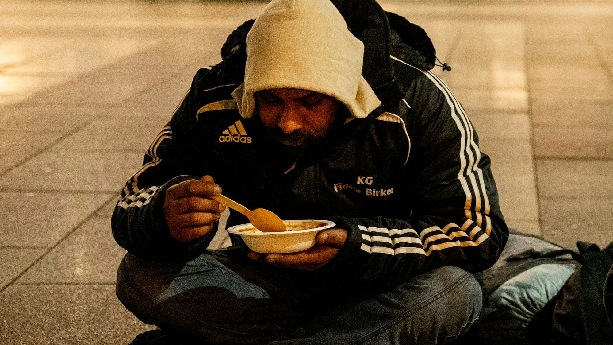 Obdachlose Menschen bekommen am Breslauer Platz von Ehrenamtlern des Kölner Kältebusses kostenlos eine warme Mahlzeit.