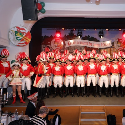 Staatse Gardisten und Tanzpaar Leonie Bochig (l.) gehörten zur Gladbacher PRinzengarde, der Leibeskorte des Dreigestrins in der Kreisstadt.