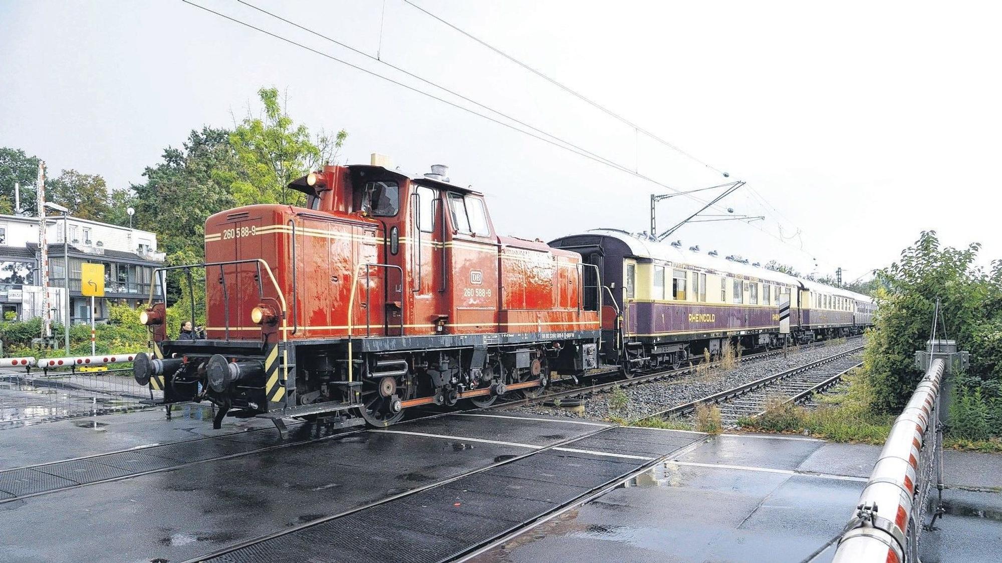 Ein Sonderzug mit Rheingold-Wagen kommt in Bergisch Gladbach an