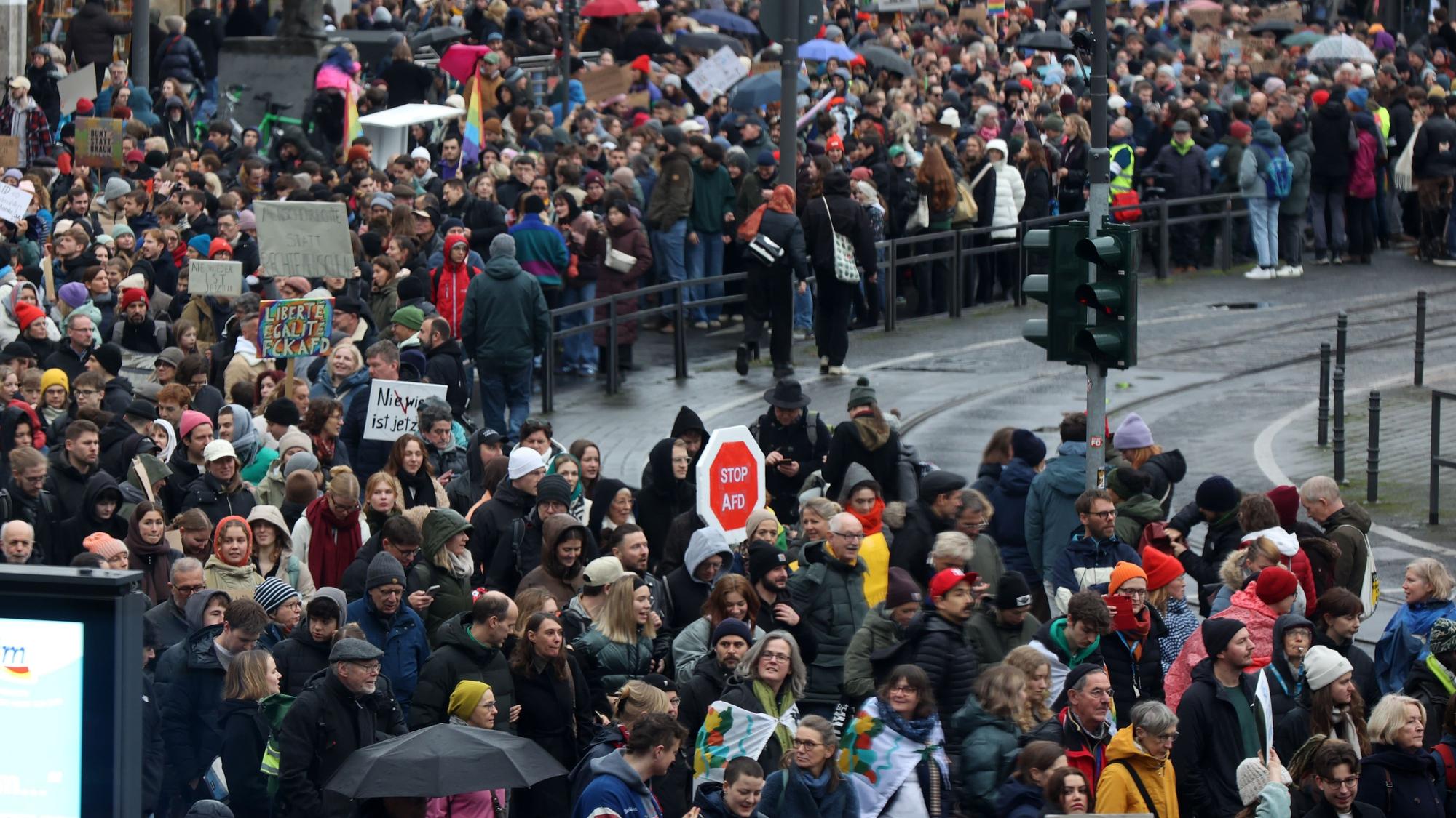 26.01.2025
Köln:
Demonstration: Das Bündnis „Köln stellt sich quer“ der Kölner Zivilgesellschaft ruft unter dem Motto „#5vor12. Laut für Demokratie“ dazu auf, die Demokratie zu verteidigen. Es werden mehr als 10.000 Teilnehmer erwartet.
Neumarkt
Foto: Martina Goyert