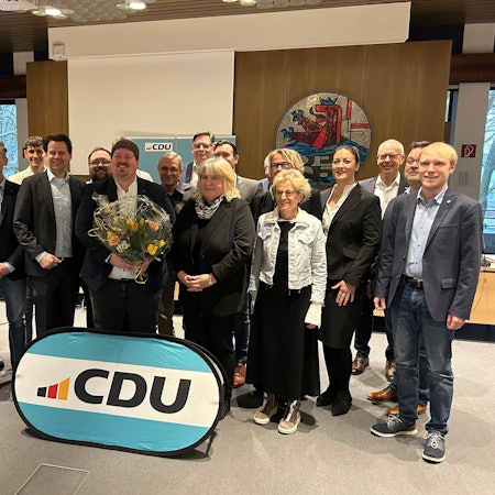 Die CDU Leichlingen schickt Maurice Winter (Mitte) ins Rennen um das Bürgermeisteramt. Auch die Direktkandidaten für den Stadtrat sind aufgestellt.