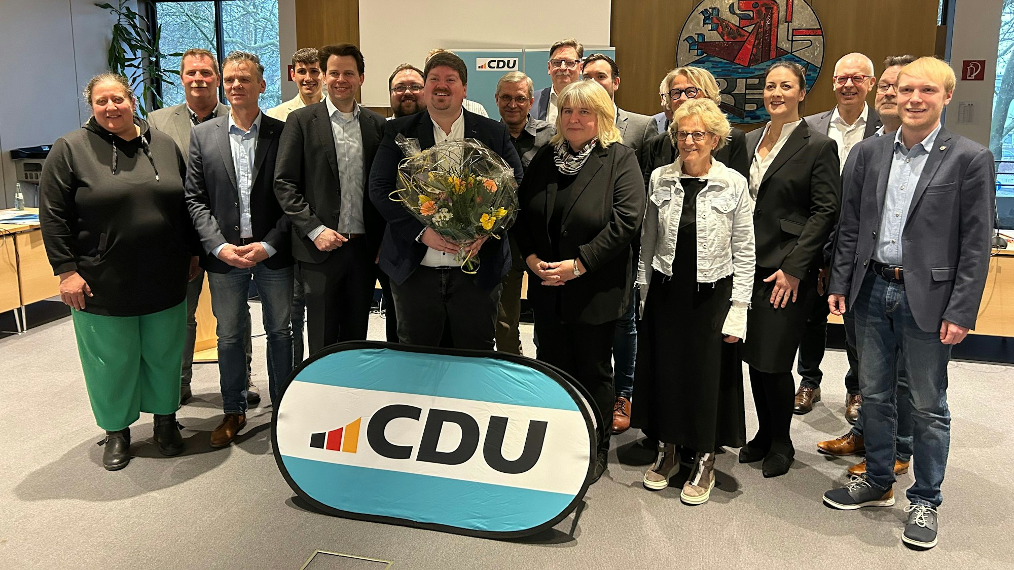 Die CDU Leichlingen schickt Maurice Winter (Mitte) ins Rennen um das Bürgermeisteramt. Auch die Direktkandidaten für den Stadtrat sind aufgestellt.