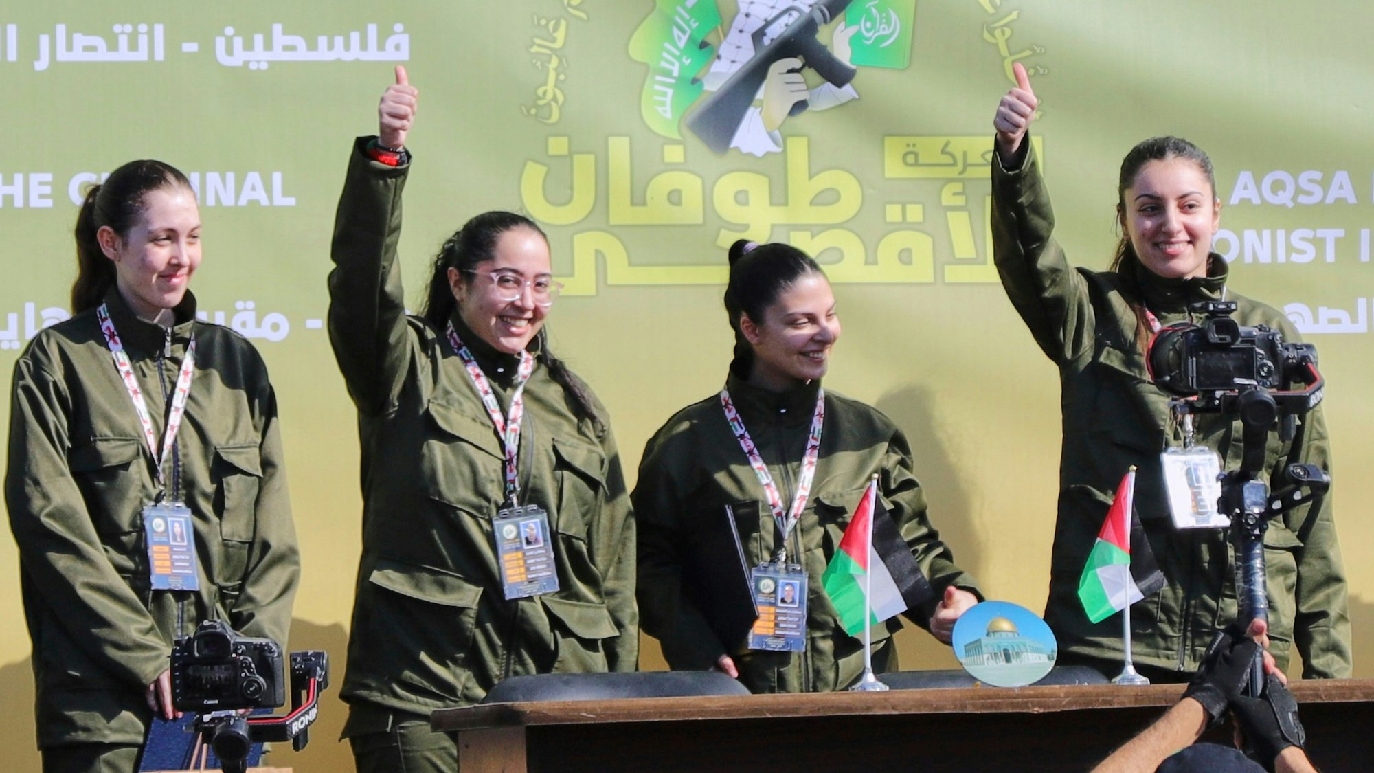 Vier israelische Soldatinnen zeigen sich nach ihrer Freilassung in Gaza-Stadt, bevor sie am Samstag, 25.01.2025 dem Roten Kreuz übergeben werden.