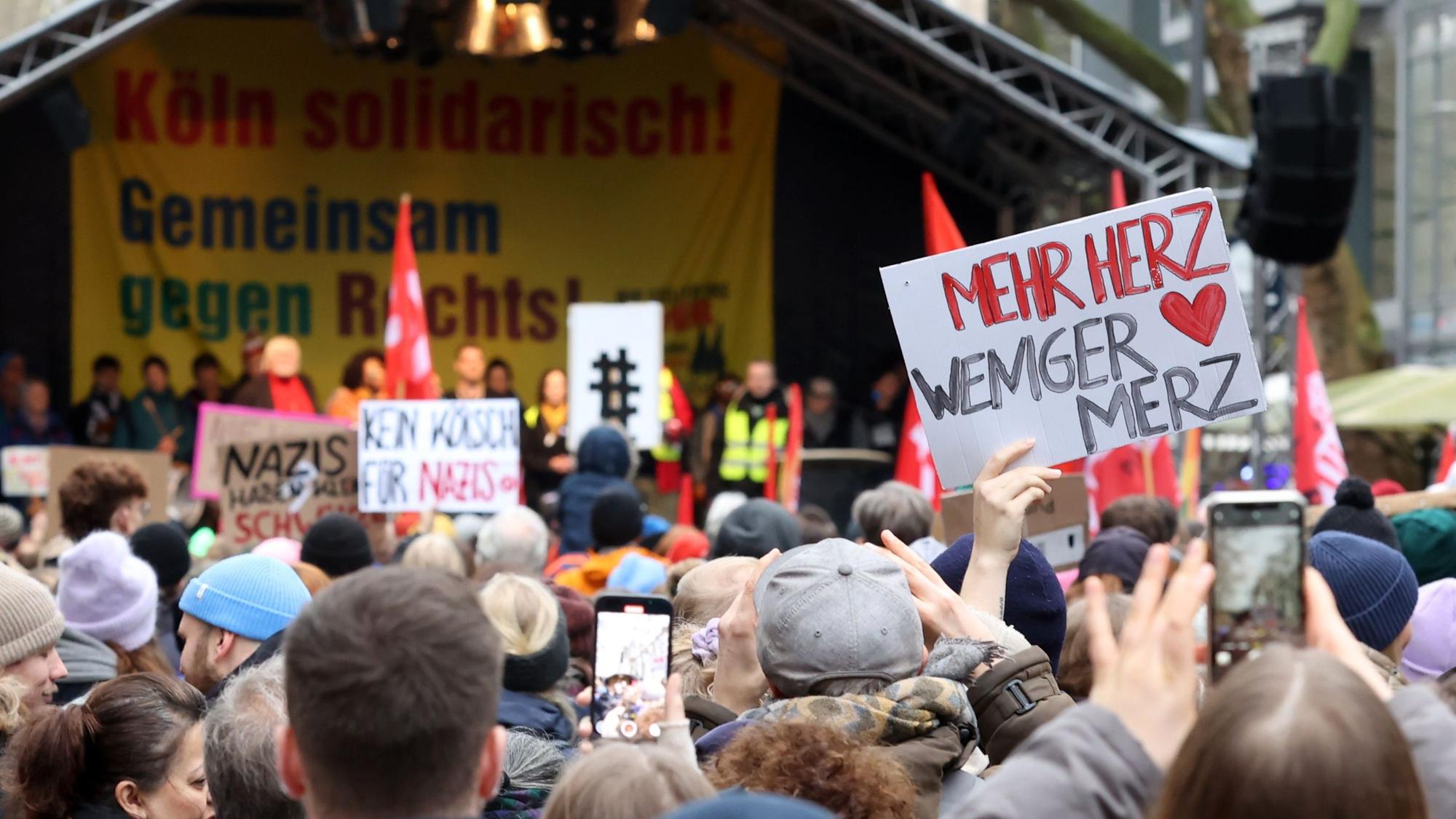 26.01.2025
Köln:
Demonstration: Das Bündnis „Köln stellt sich quer“ der Kölner Zivilgesellschaft ruft unter dem Motto „#5vor12. Laut für Demokratie“ dazu auf, die Demokratie zu verteidigen. Es werden mehr als 10.000 Teilnehmer erwartet.
Rudolfplatz
Foto: Martina Goyert