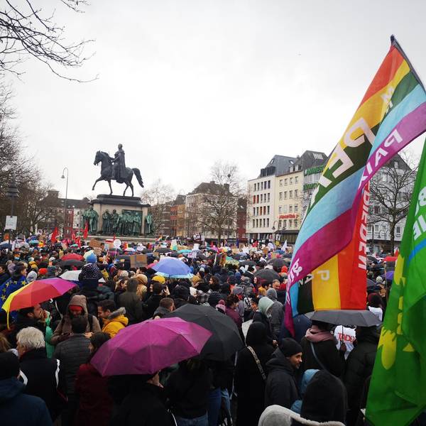 Der Heumarkt in Köln ist bei einer Demonstration gegen Rechts voll mit Menschen.