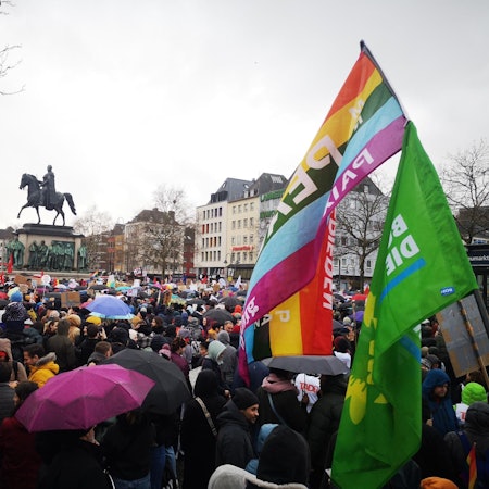 Der Heumarkt in Köln ist bei einer Demonstration gegen Rechts voll mit Menschen.