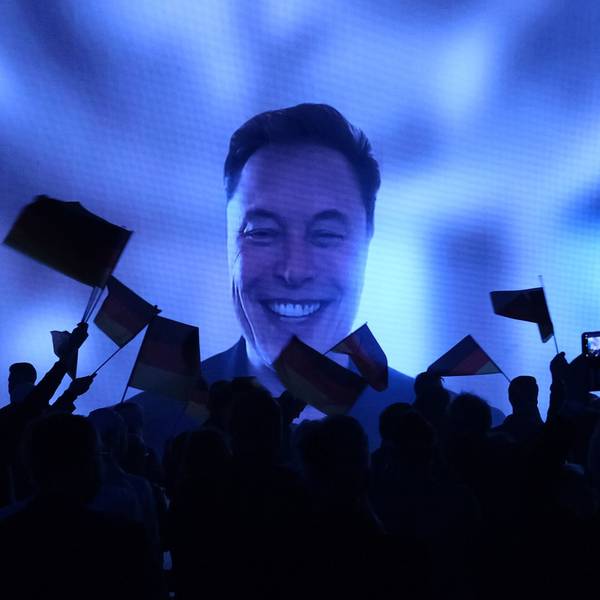 US-Milliardär Elon Musk wird während eines Live-Grußwortes beim Auftritt von Alice Weidel, Kanzlerkandidatin der AfD, während des Wahlkampfauftakts der AfD gezeigt. Foto: Sebastian Willnow/dpa +++ dpa-Bildfunk +++