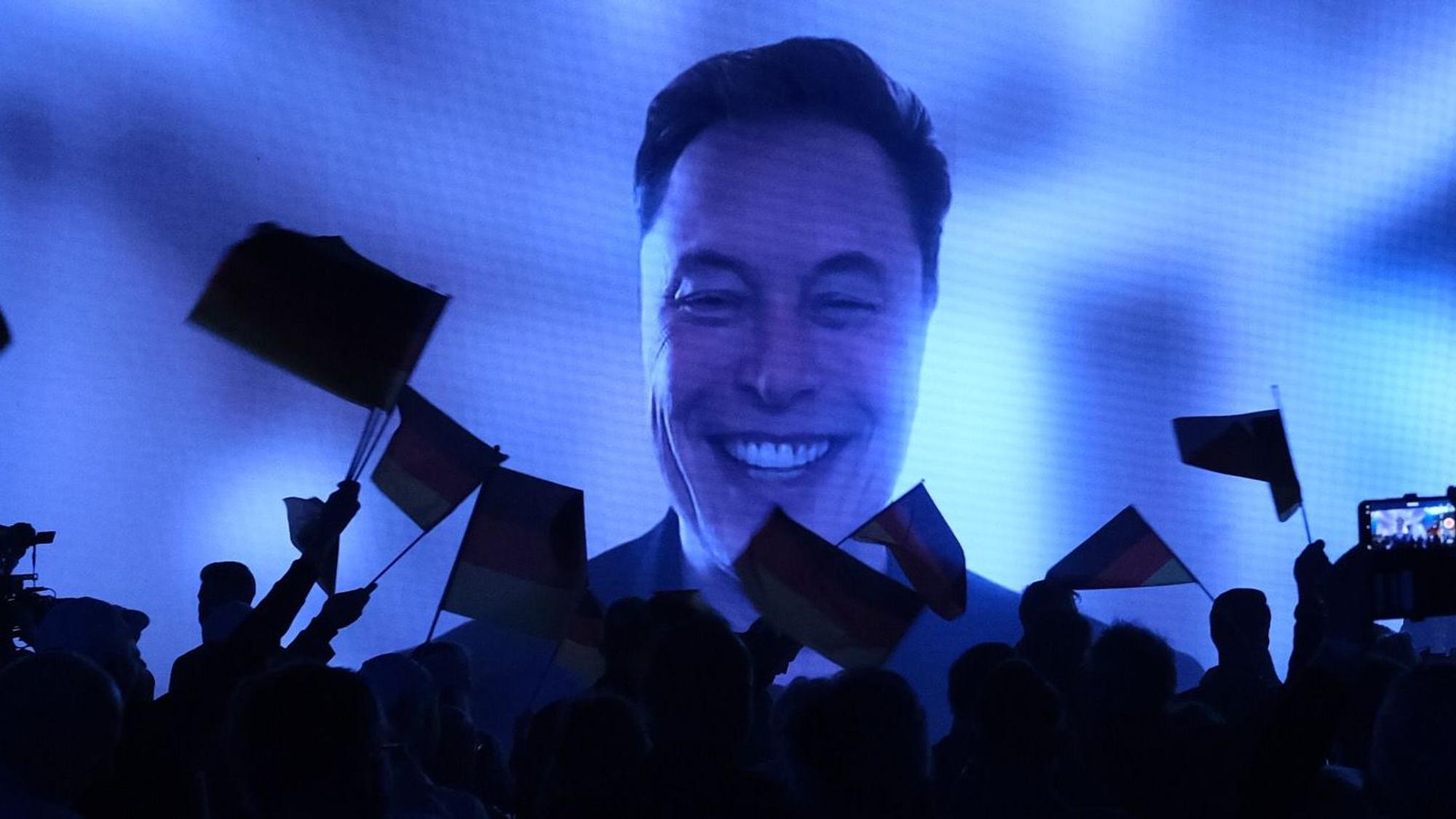 US-Milliardär Elon Musk wird während eines Live-Grußwortes beim Auftritt von Alice Weidel, Kanzlerkandidatin der AfD, während des Wahlkampfauftakts der AfD gezeigt. Foto: Sebastian Willnow/dpa +++ dpa-Bildfunk +++
