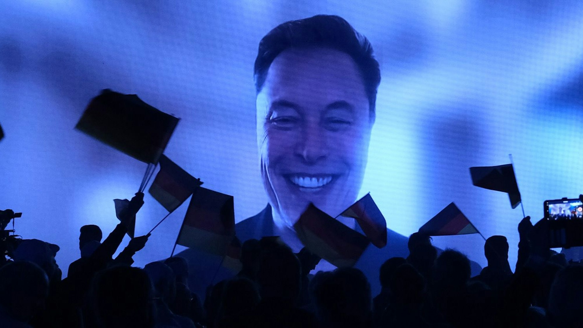 US-Milliardär Elon Musk wird während eines Live-Grußwortes beim Auftritt von Alice Weidel, Kanzlerkandidatin der AfD, während des Wahlkampfauftakts der AfD gezeigt. Foto: Sebastian Willnow/dpa +++ dpa-Bildfunk +++