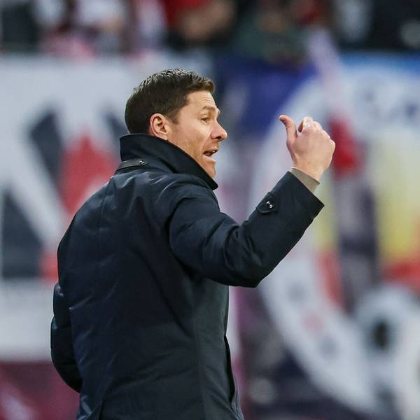 25.01.2025, Sachsen, Leipzig: Fußball: Bundesliga, RB Leipzig - Bayer Leverkusen, 19. Spieltag, Red Bull Arena. Leverkusens Trainer Xabi Alonso reagiert an der Seitenlinie. Foto: Jan Woitas/dpa - WICHTIGER HINWEIS: Gemäß den Vorgaben der DFL Deutsche Fußball Liga bzw. des DFB Deutscher Fußball-Bund ist es untersagt, in dem Stadion und/oder vom Spiel angefertigte Fotoaufnahmen in Form von Sequenzbildern und/oder videoähnlichen Fotostrecken zu verwerten bzw. verwerten zu lassen. +++ dpa-Bildfunk +++