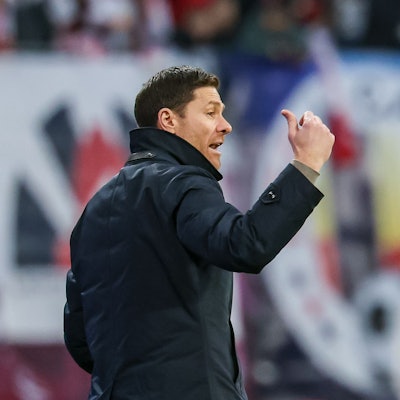 25.01.2025, Sachsen, Leipzig: Fußball: Bundesliga, RB Leipzig - Bayer Leverkusen, 19. Spieltag, Red Bull Arena. Leverkusens Trainer Xabi Alonso reagiert an der Seitenlinie. Foto: Jan Woitas/dpa - WICHTIGER HINWEIS: Gemäß den Vorgaben der DFL Deutsche Fußball Liga bzw. des DFB Deutscher Fußball-Bund ist es untersagt, in dem Stadion und/oder vom Spiel angefertigte Fotoaufnahmen in Form von Sequenzbildern und/oder videoähnlichen Fotostrecken zu verwerten bzw. verwerten zu lassen. +++ dpa-Bildfunk +++