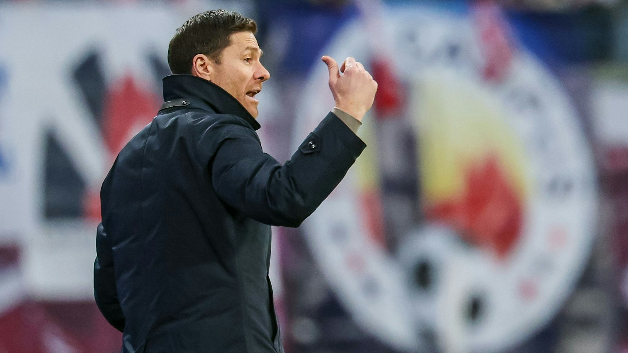 25.01.2025, Sachsen, Leipzig: Fußball: Bundesliga, RB Leipzig - Bayer Leverkusen, 19. Spieltag, Red Bull Arena. Leverkusens Trainer Xabi Alonso reagiert an der Seitenlinie. Foto: Jan Woitas/dpa - WICHTIGER HINWEIS: Gemäß den Vorgaben der DFL Deutsche Fußball Liga bzw. des DFB Deutscher Fußball-Bund ist es untersagt, in dem Stadion und/oder vom Spiel angefertigte Fotoaufnahmen in Form von Sequenzbildern und/oder videoähnlichen Fotostrecken zu verwerten bzw. verwerten zu lassen. +++ dpa-Bildfunk +++