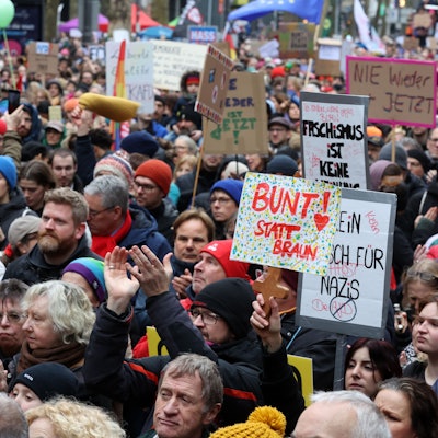 Teilnehmer bei der Großdemonstration am Samstag in Köln. Das Bündnis „Köln stellt sich quer“ der Kölner Zivilgesellschaft rief unter dem Motto „#5vor12. Laut für Demokratie“ dazu auf, die Demokratie zu verteidigen.