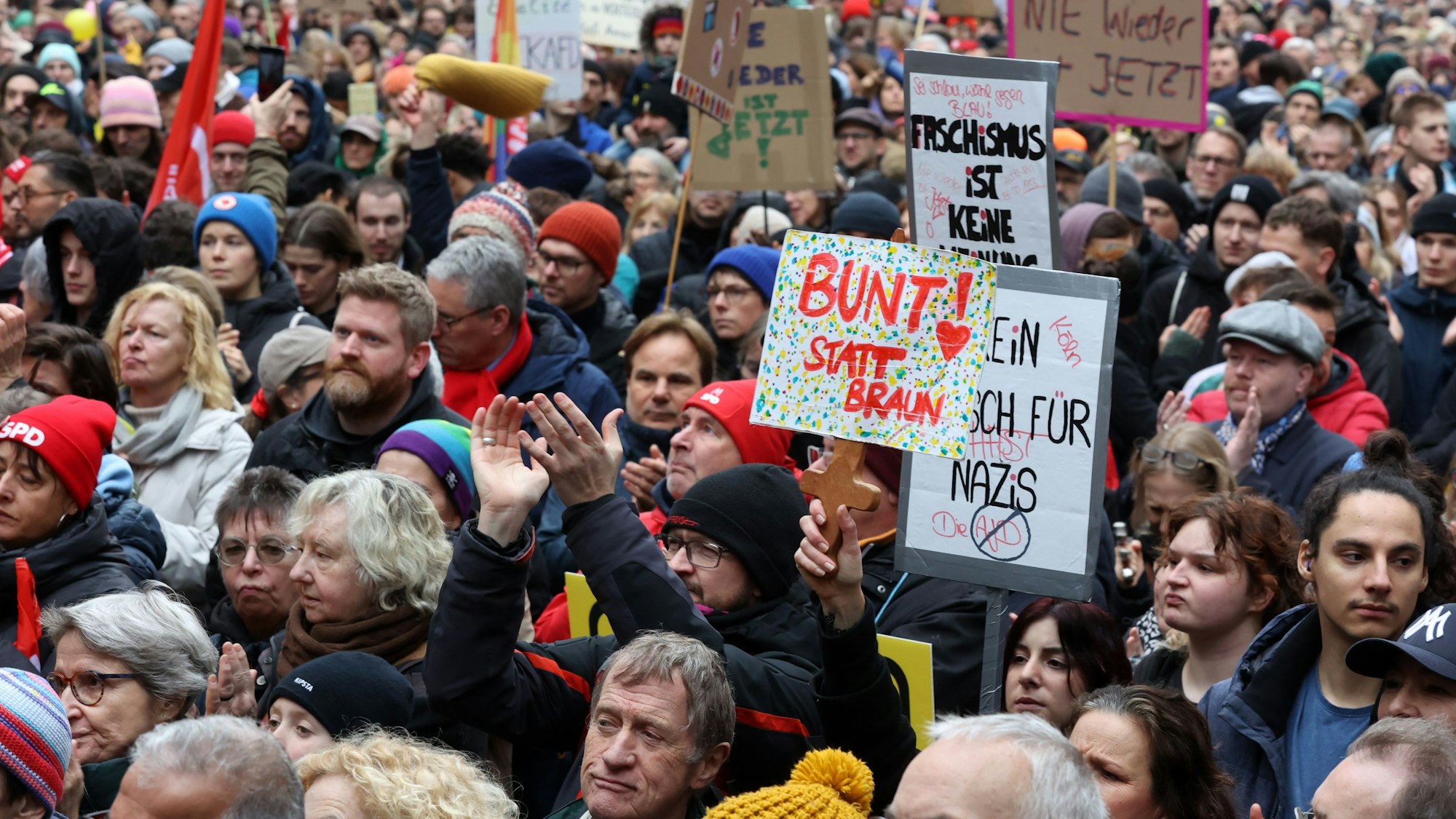 Teilnehmer bei der Großdemonstration am Samstag in Köln. Das Bündnis „Köln stellt sich quer“ der Kölner Zivilgesellschaft rief unter dem Motto „#5vor12. Laut für Demokratie“ dazu auf, die Demokratie zu verteidigen.