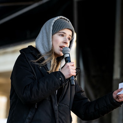 Die Aktivistin Luisa Neubauer nimmt an der Demonstration ´Flinta* March 2025» für feministische Politik in Berlin-Mitte am 19.01.2025 teil.