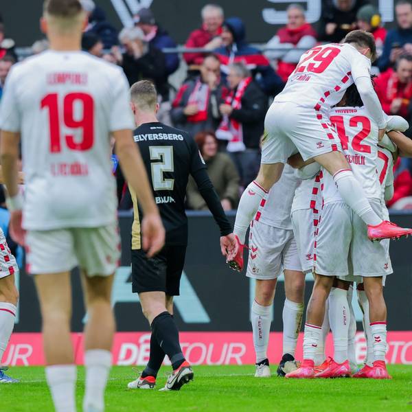 Die Kölner freuen sich mit Dejan Ljubicic (verdeckt) über sein Tor zum 1:0.