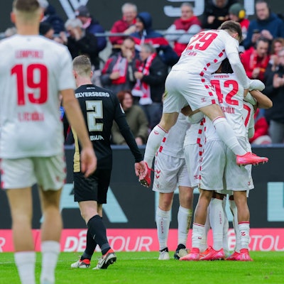 Die Kölner freuen sich mit Dejan Ljubicic (verdeckt) über sein Tor zum 1:0.
