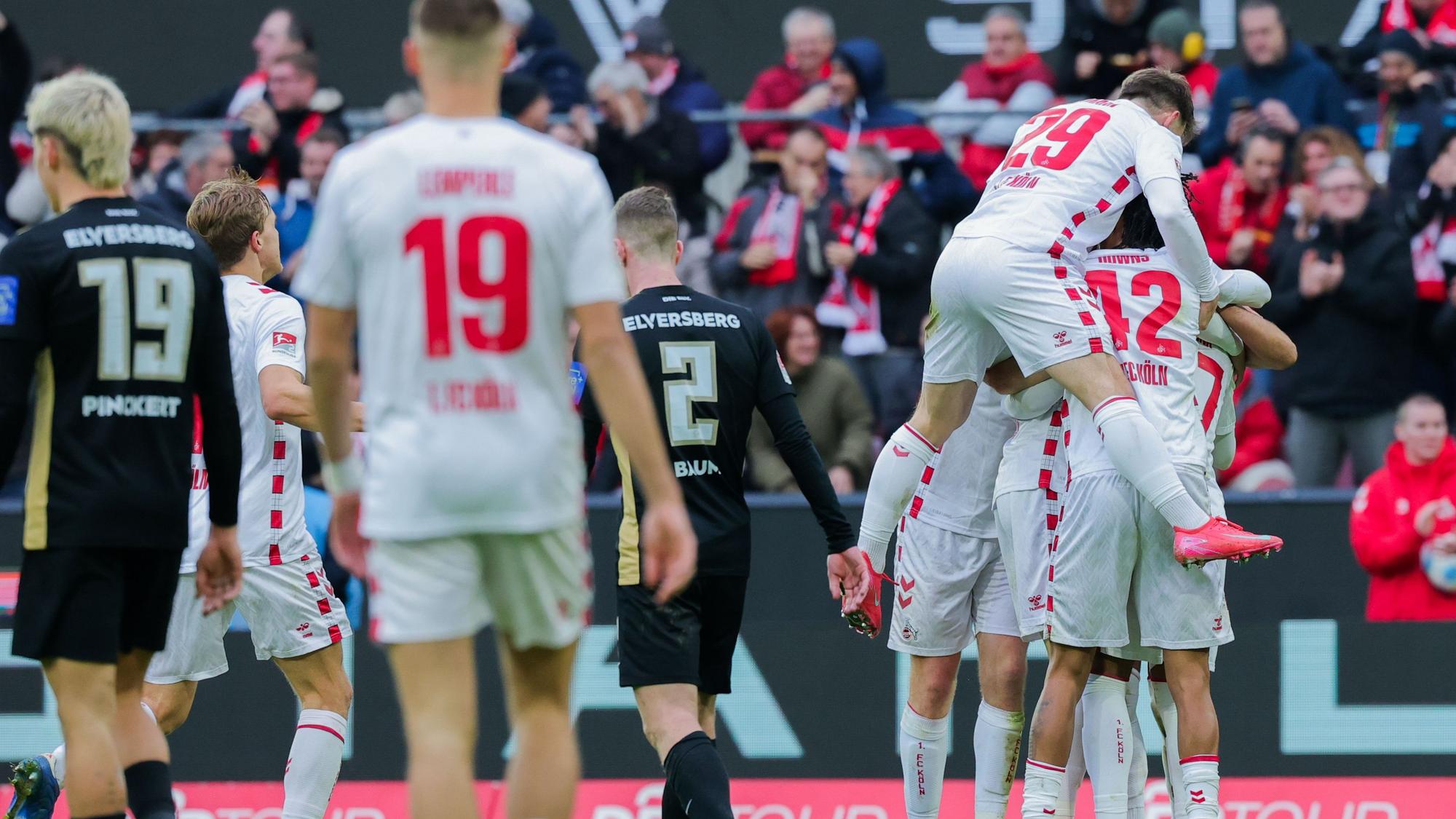 Die Kölner freuen sich mit Dejan Ljubicic (verdeckt) über sein Tor zum 1:0.