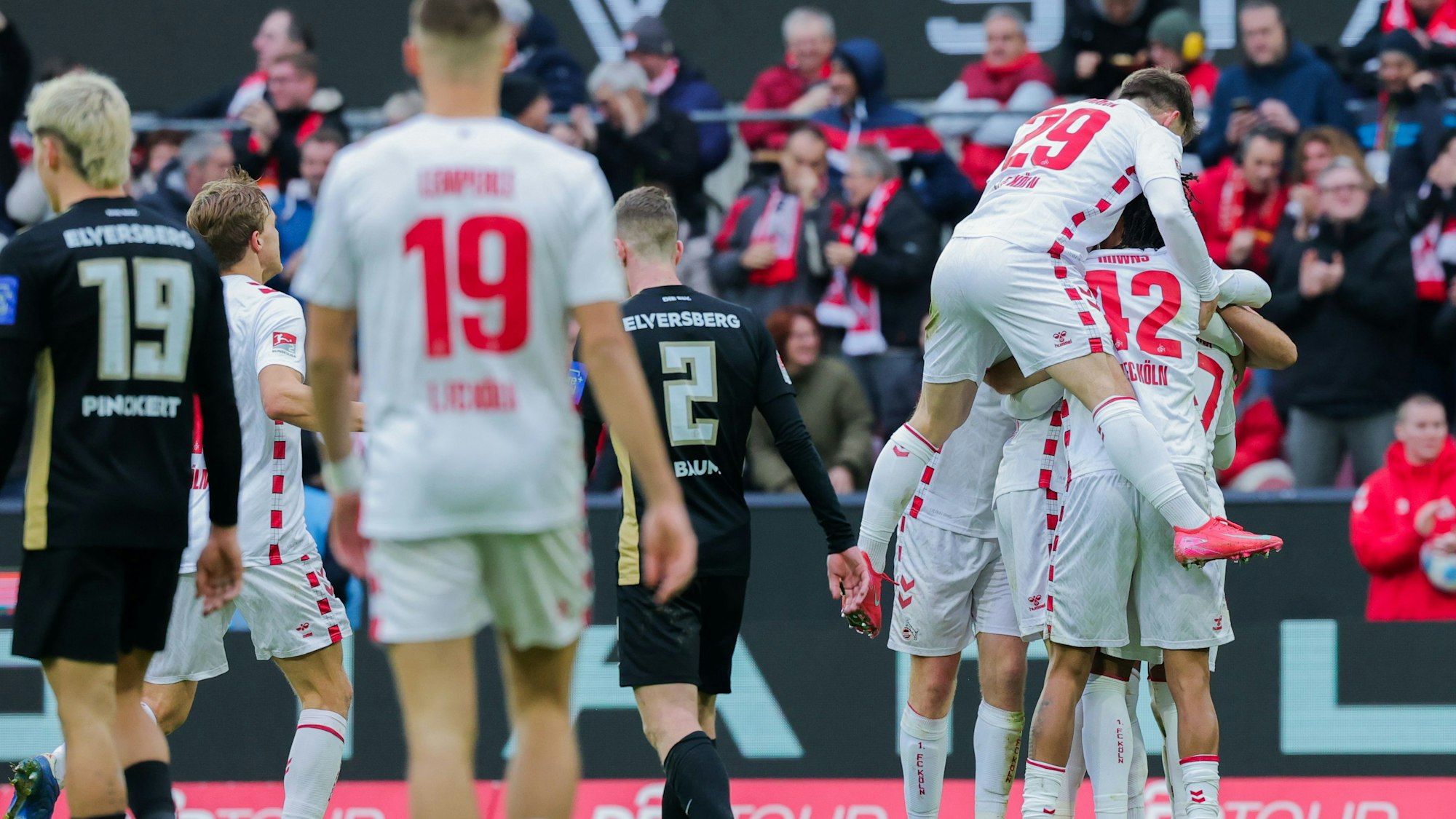 Die Kölner freuen sich mit Dejan Ljubicic (verdeckt) über sein Tor zum 1:0.