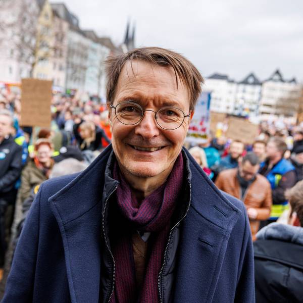 25.01.2025, Nordrhein-Westfalen, Köln: Karl Lauterbach (SPD), Bundesminister für Gesundheit, nimmt an der Demonstration "5vor 12 - Laut für die Demokratie" teil. Foto: Christoph Reichwein/dpa +++ dpa-Bildfunk +++