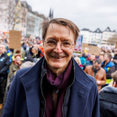25.01.2025, Nordrhein-Westfalen, Köln: Karl Lauterbach (SPD), Bundesminister für Gesundheit, nimmt an der Demonstration "5vor 12 - Laut für die Demokratie" teil. Foto: Christoph Reichwein/dpa +++ dpa-Bildfunk +++