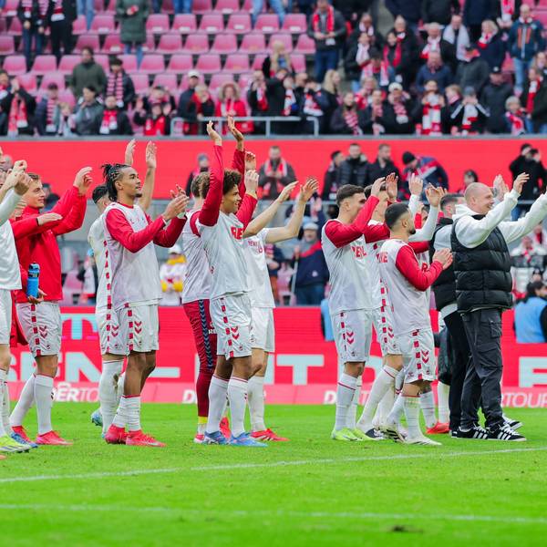 Die Kölner feiern die Tabellenführung mit ihren Fans.