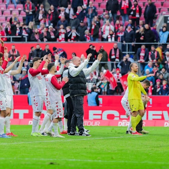 Die Kölner feiern die Tabellenführung mit ihren Fans.
