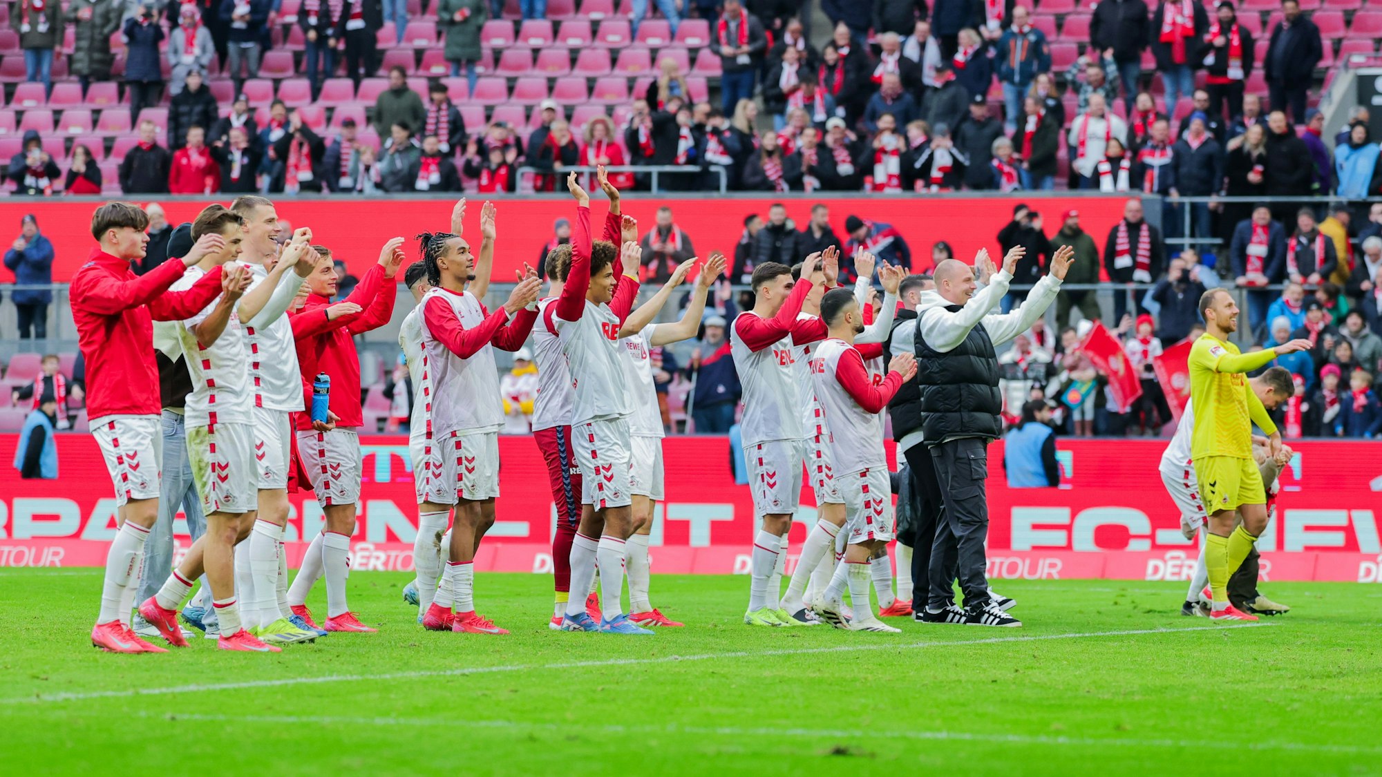 Die Kölner feiern die Tabellenführung mit ihren Fans.