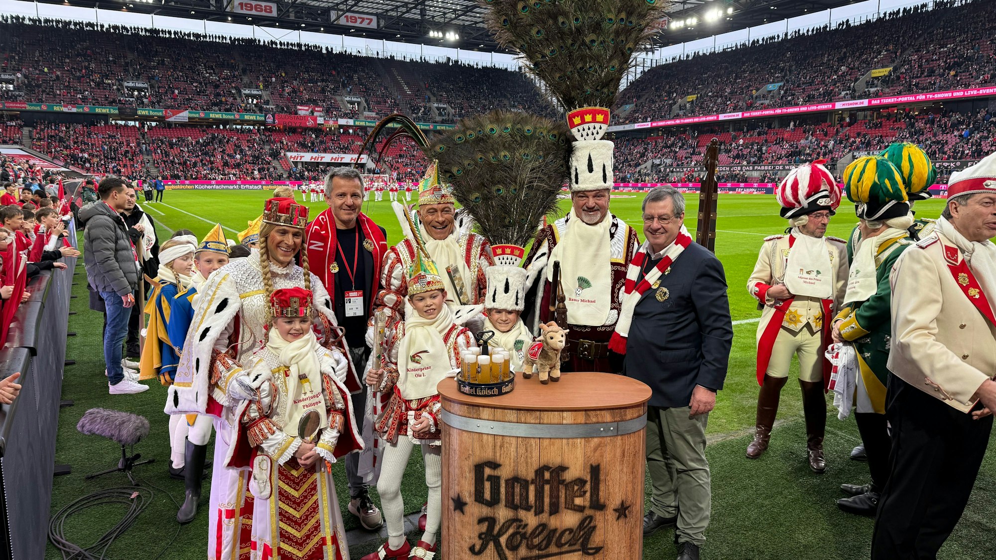 Das Kölner Kinderdreigestirn vor dem Heimspiel gegen Elversberg.