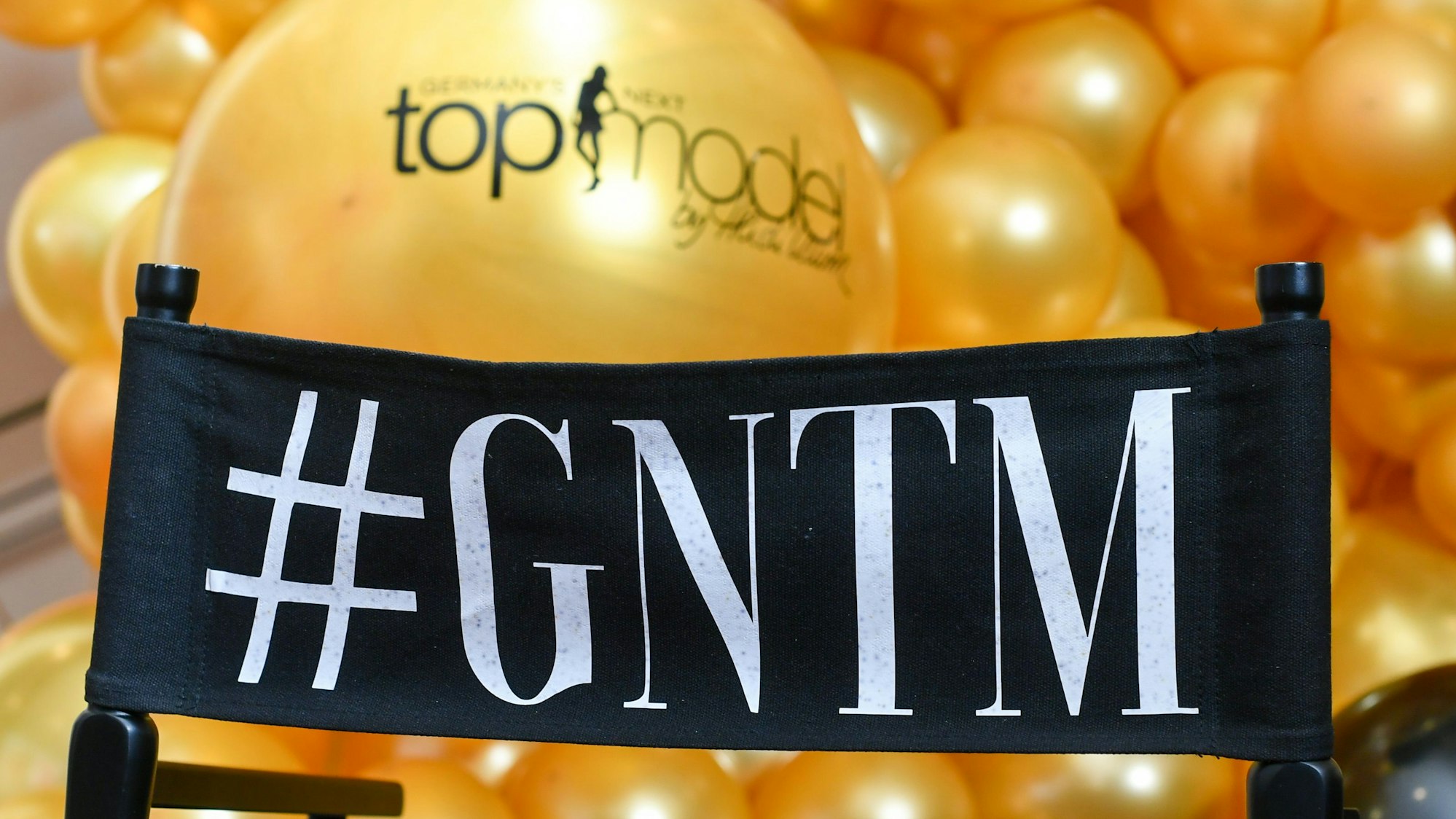 Das Logo der Show ´Germany's next Topmodel - by Heidi Klum» steht auf einem Regiestuhl bei der Kino-Preview zur 15. Staffel im Kino Zoo Palast. (Archivbild)