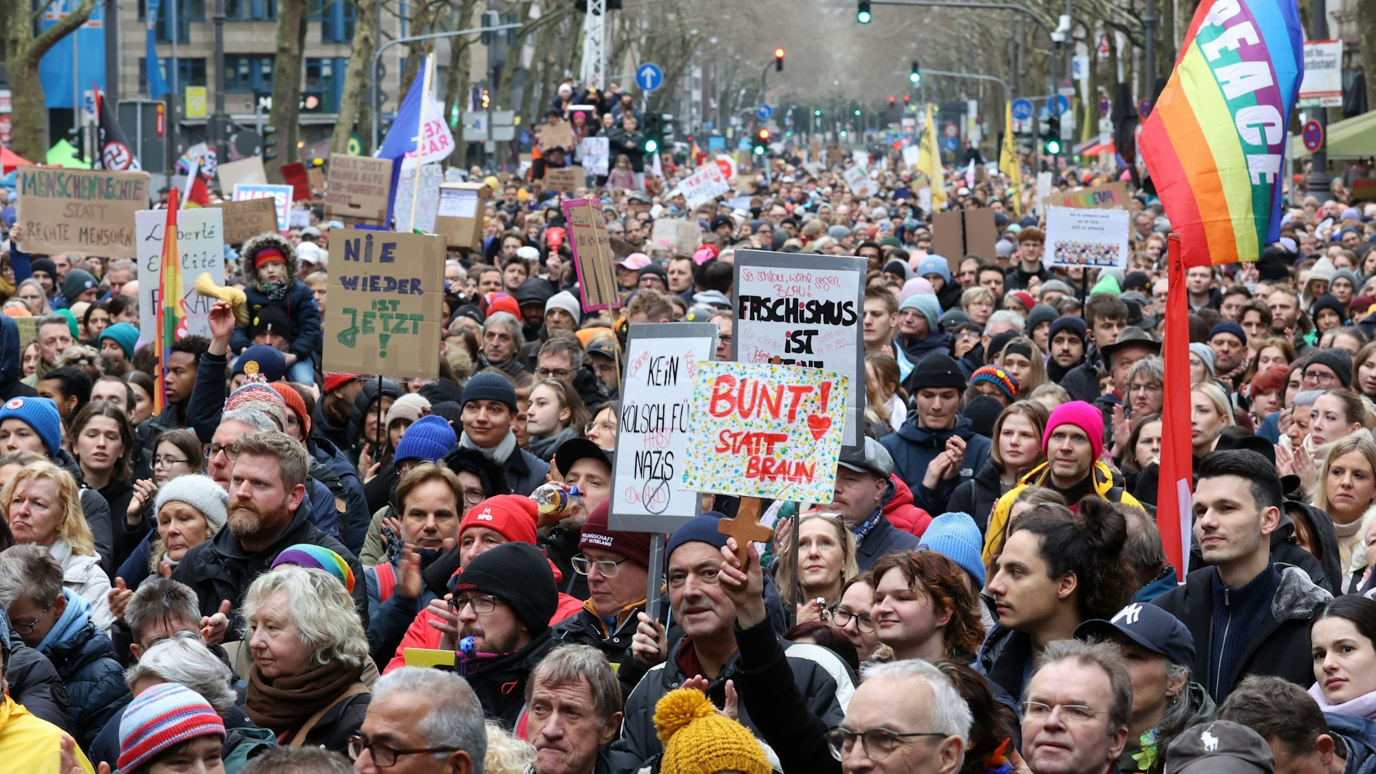 Das Bündnis „Köln stellt sich quer“ hat am Samstag (25.1.) mit mehreren zehntausenden Teilnehmern in Köln dazu aufgerufen, die Demokratie zu verteidigen.