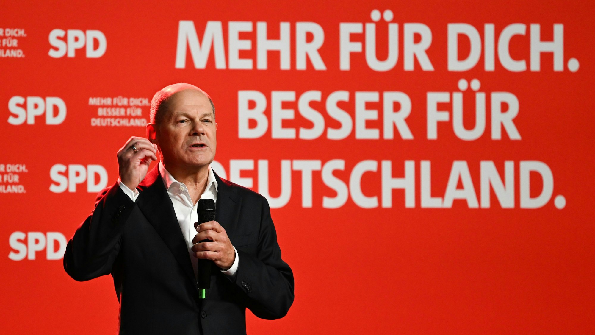 SPD-Spitzenkandidat und Bundeskanzler Olaf Scholz spricht während einer Wahlkampfveranstaltung der SPD Hessen im RheinMain CongressCenter.