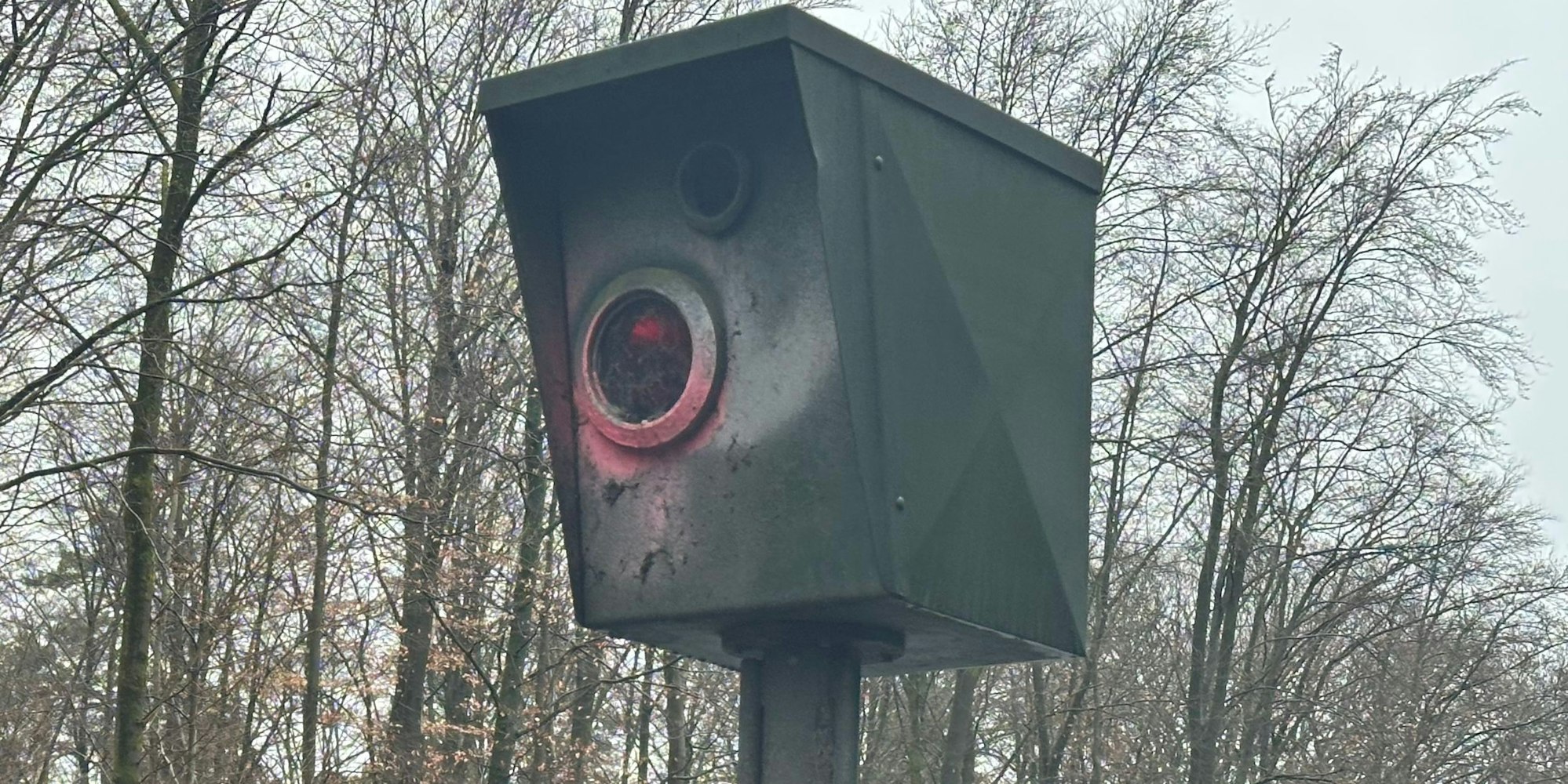 Eine Radarfalle an einer Bundesstraße.
