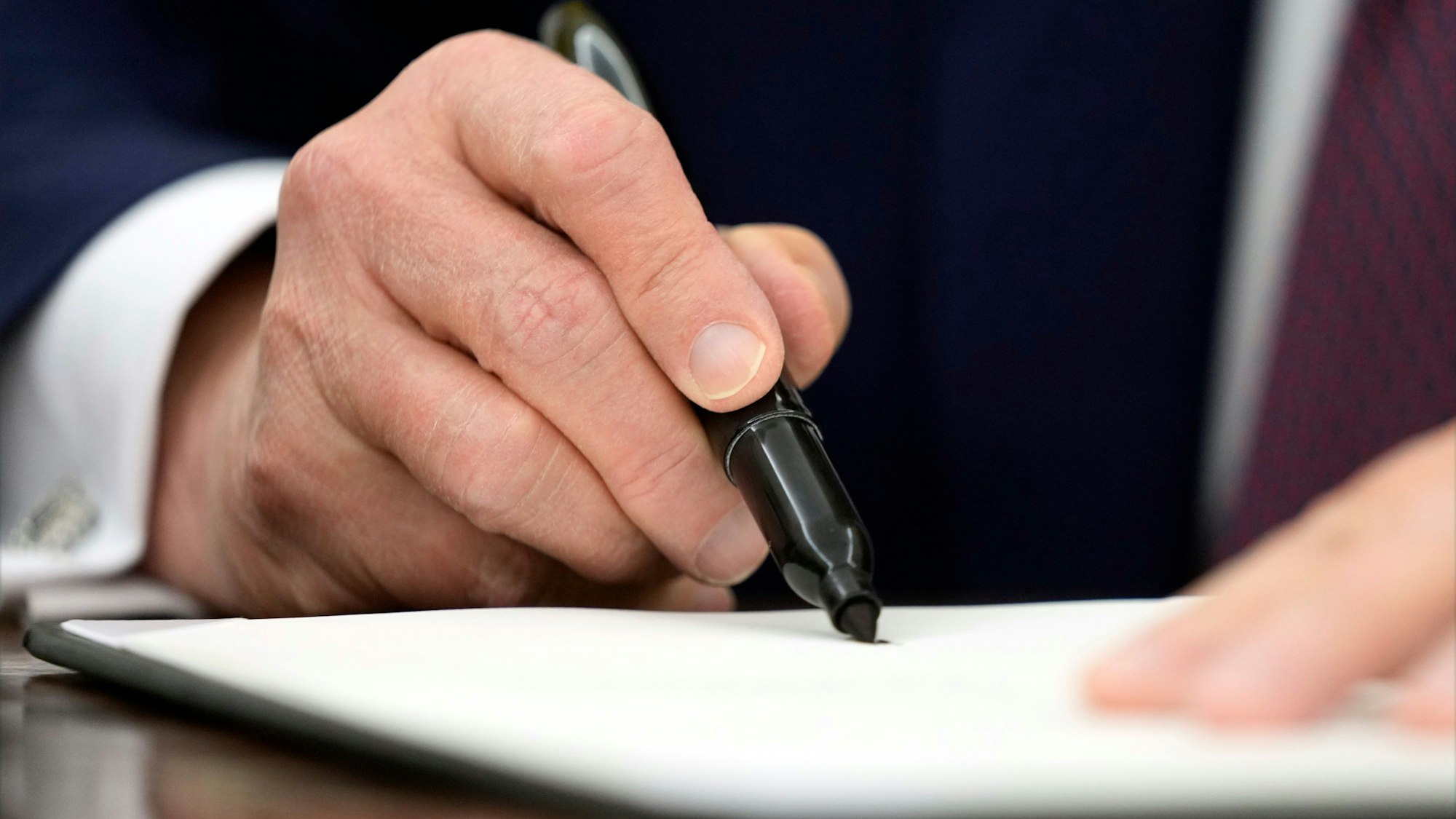 23.01.2025, USA, Washington: US-Präsident Donald Trump unterzeichnet eine Durchführungsverordnung im Oval Office des Weißen Hauses. Foto: Ben Curtis/AP/dpa +++ dpa-Bildfunk +++