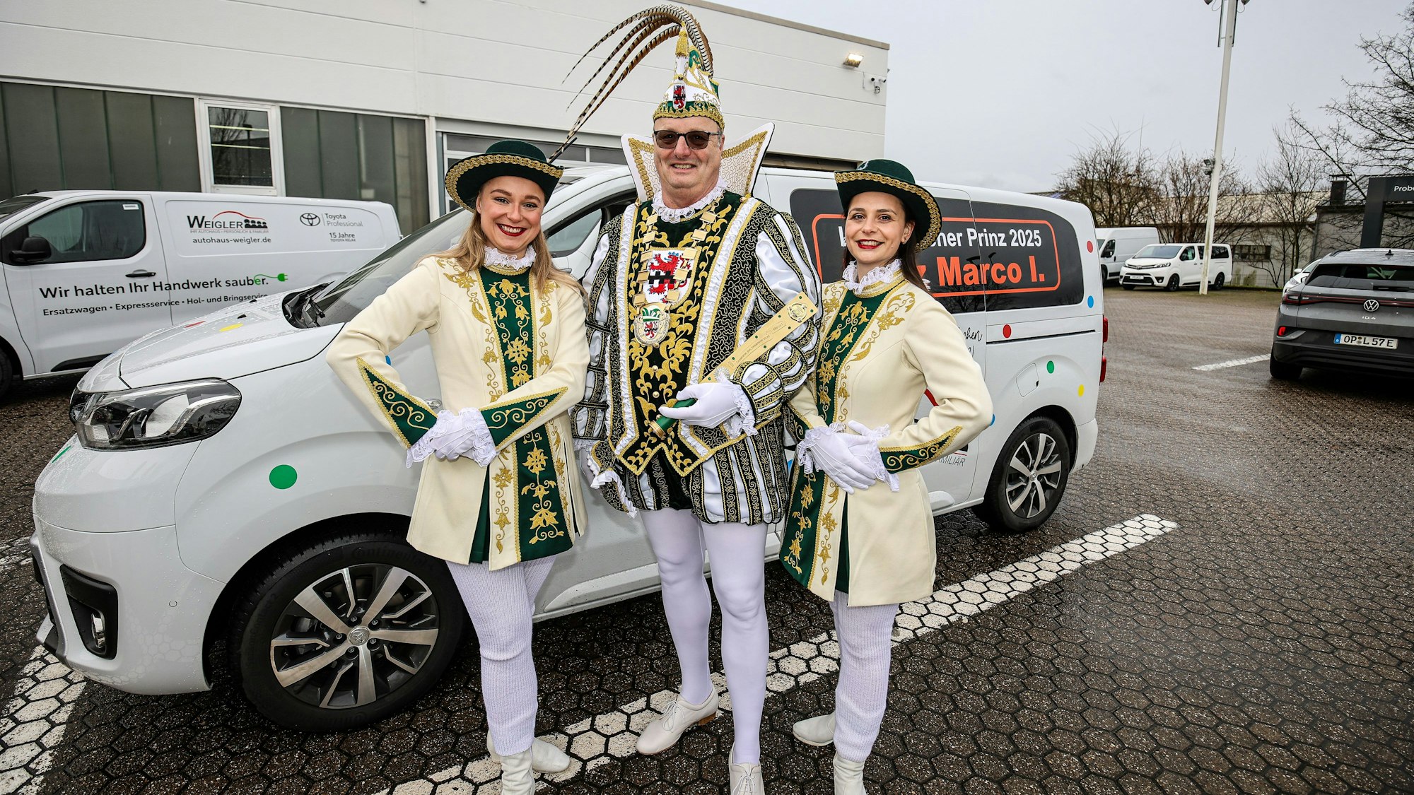 Das Autohaus Weigler übergibt erstmals das Sessionsfahrzeug von Prinz Marco I.