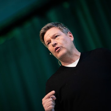 25.01.2025, Baden-Württemberg, Stuttgart: Der Kanzlerkandidat der Grünen, Robert Habeck, spricht bei einer Wahlkampftveranstaltung in der Carl Benz Arena zu Gästen und Parteimitgliedern. Foto: Christoph Schmidt/dpa +++ dpa-Bildfunk +++