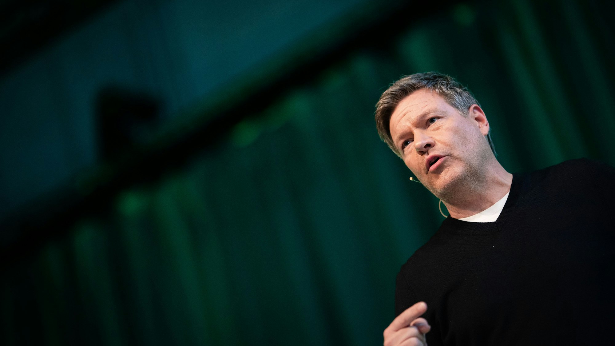 25.01.2025, Baden-Württemberg, Stuttgart: Der Kanzlerkandidat der Grünen, Robert Habeck, spricht bei einer Wahlkampftveranstaltung in der Carl Benz Arena zu Gästen und Parteimitgliedern. Foto: Christoph Schmidt/dpa +++ dpa-Bildfunk +++