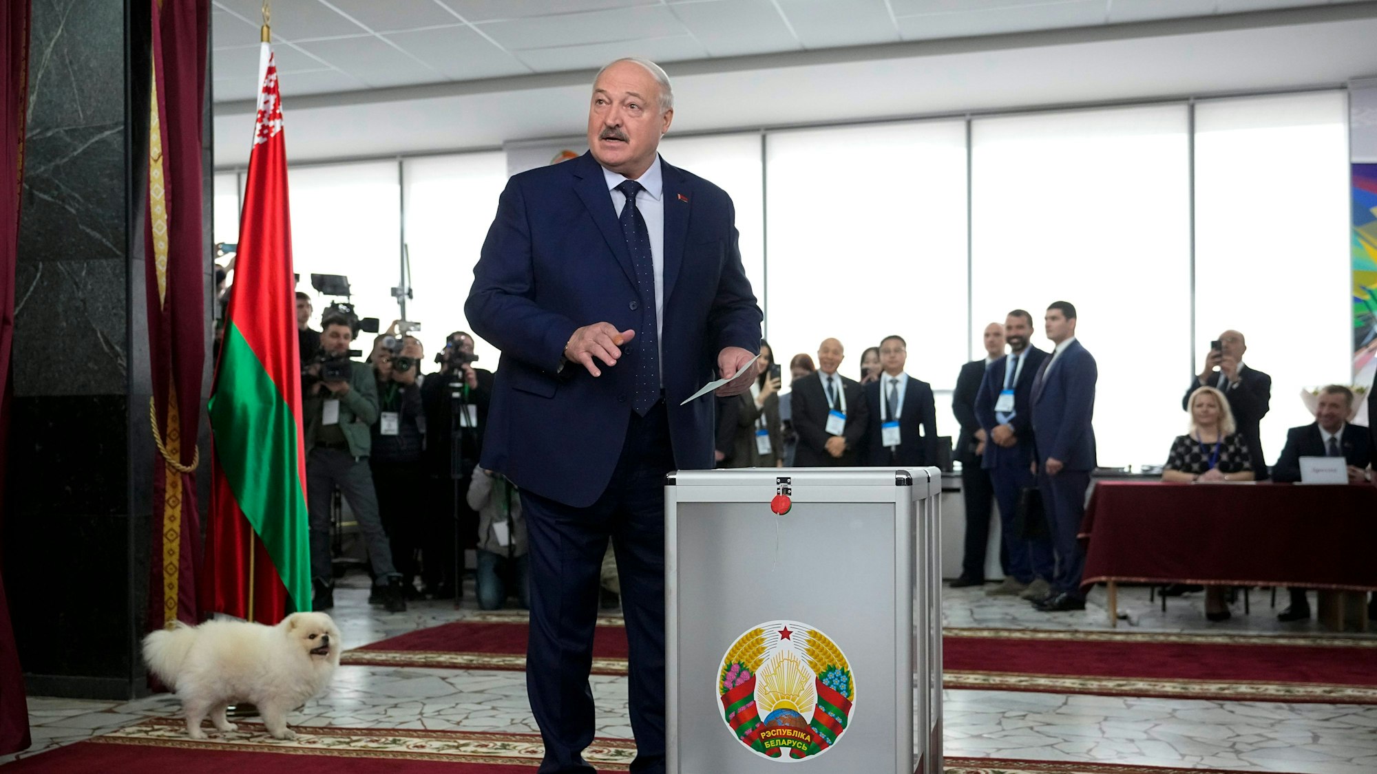 26.01.2025, Belarus, Minsk: Der Präsident von Belarus, Alexander Lukaschenko, spricht zu Journalisten, während er seine Stimme in einem Wahllokal in Minsk abgibt bei der Präsidentenwahl in Belarus. Foto: Pavel Bednyakov/AP/dpa +++ dpa-Bildfunk +++