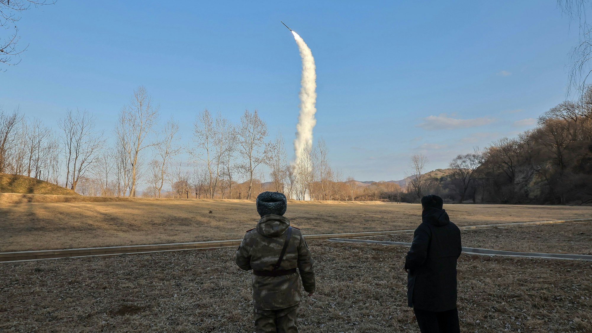 Die von der staatlichen nordkoreanischen Nachrichtenagentur KCNA am 25.01.2025 zur Verfügung gestellte Aufnahme zeigt angeblich Kim Jong Un (r.) bei Tests von strategischen See-Boden-Marschflugkörpern an einem ungenannten Ort in Nordkorea.