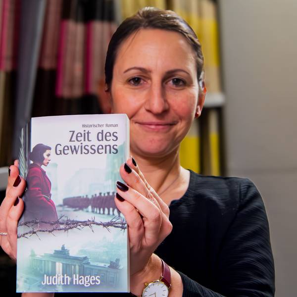 Judith Hages hält ihr Buch in den Handen.