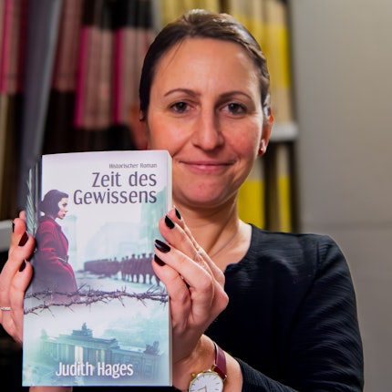 Judith Hages hält ihr Buch in den Handen.