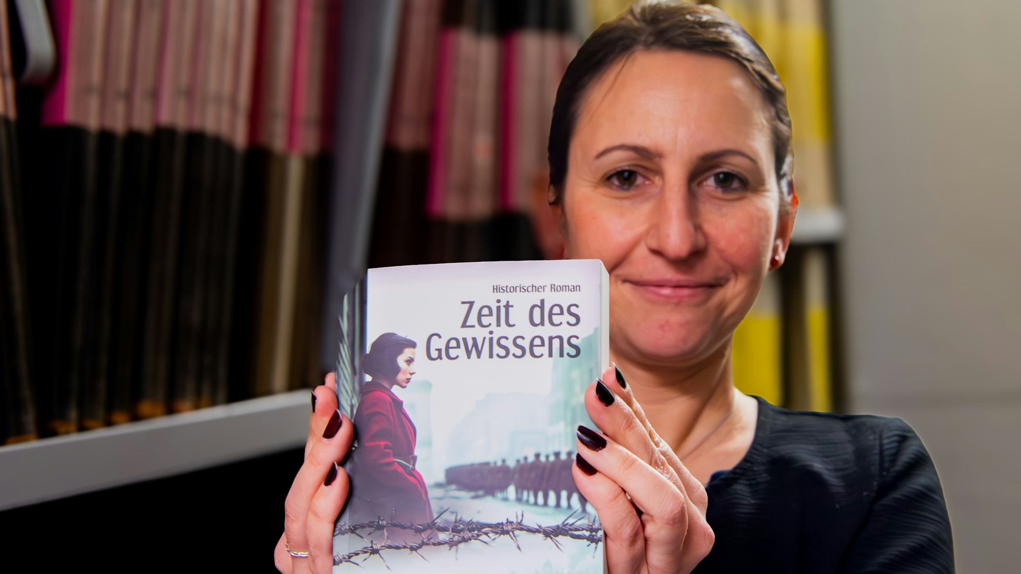 Judith Hages hält ihr Buch in den Handen.