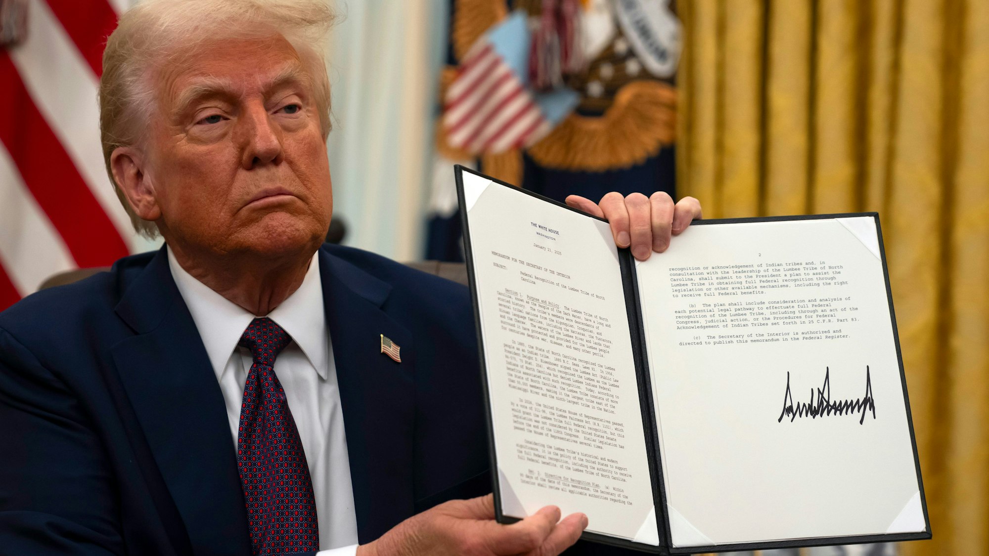 US-Präsident Donald Trump hält im Oval Office des Weißen Hauses eine unterzeichnete Anordnung zum Lumbee-Stamm in North Carolina hoch.