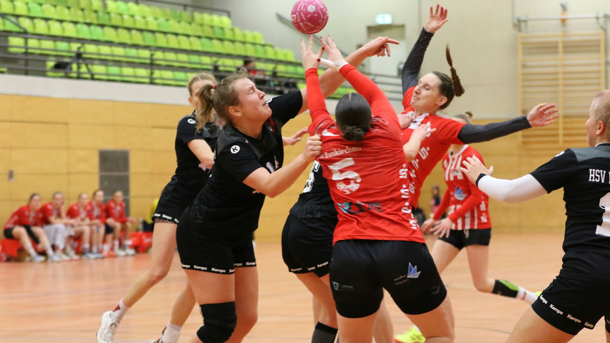 Das Bild zeigt die Defensive der Handballerinnen aus Bocklemünd. Auch viele Arme der Euskirchenerinnen sind in der Luft.