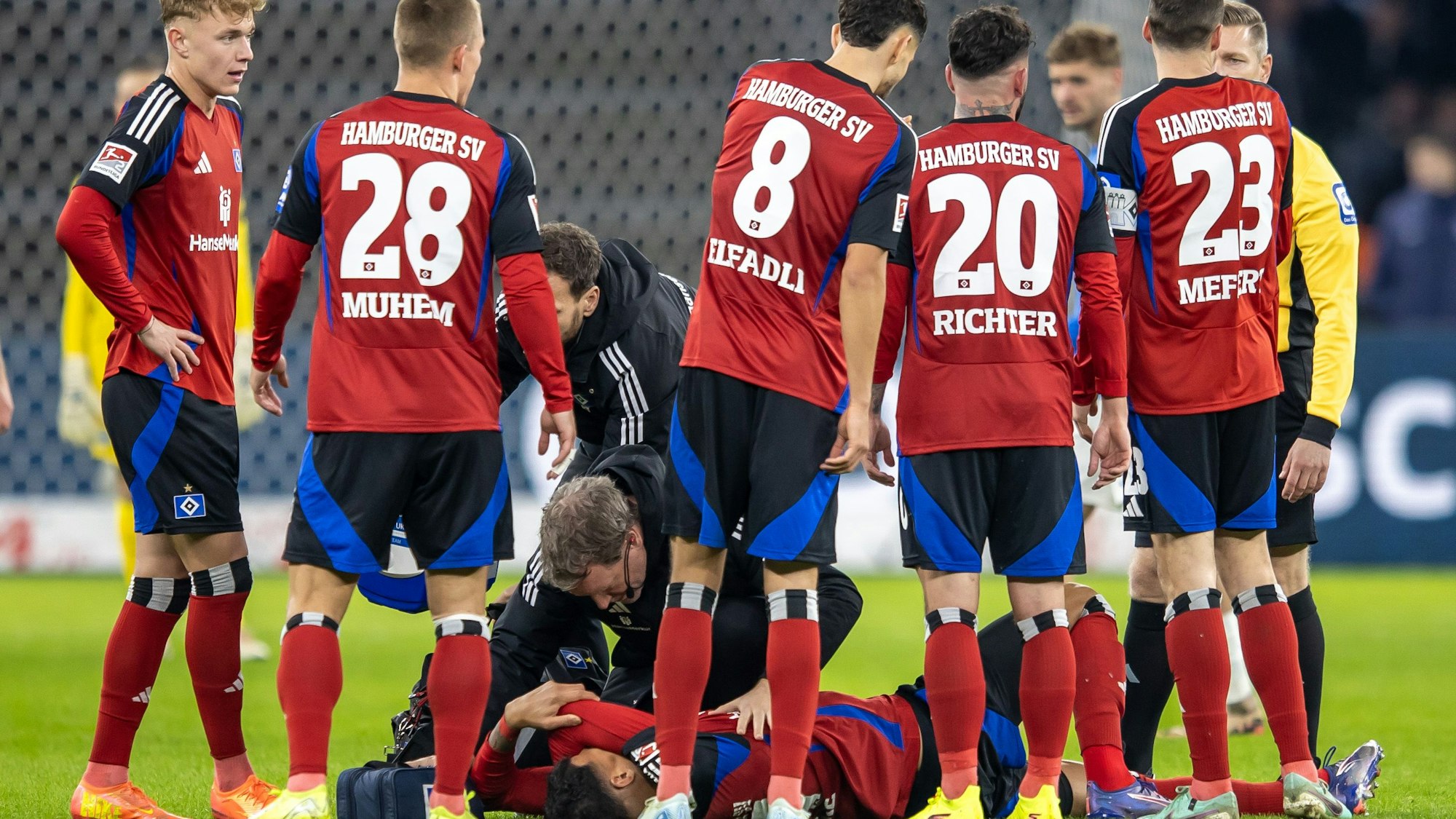 25.01.2025, Berlin: Fußball: 2. Bundesliga, Hertha BSC - Hamburger SV, 19. Spieltag, Olympiastadion. Davie Selke von Hamburger SV liegt verletzt am Boden und wird behandelt. Foto: Andreas Gora/dpa - WICHTIGER HINWEIS: Gemäß den Vorgaben der DFL Deutsche Fußball Liga bzw. des DFB Deutscher Fußball-Bund ist es untersagt, in dem Stadion und/oder vom Spiel angefertigte Fotoaufnahmen in Form von Sequenzbildern und/oder videoähnlichen Fotostrecken zu verwerten bzw. verwerten zu lassen. +++ dpa-Bildfunk +++