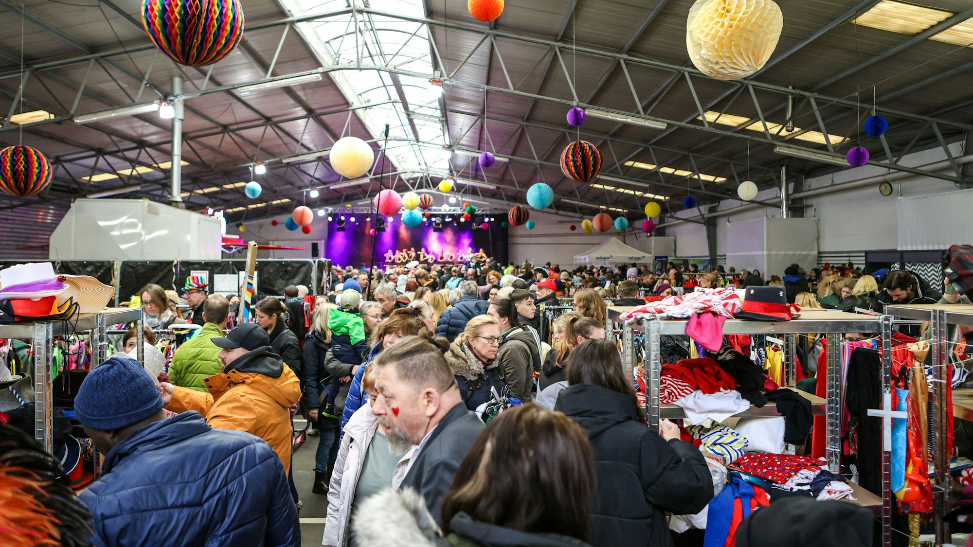 Geschmückte Halle voller Menschen.