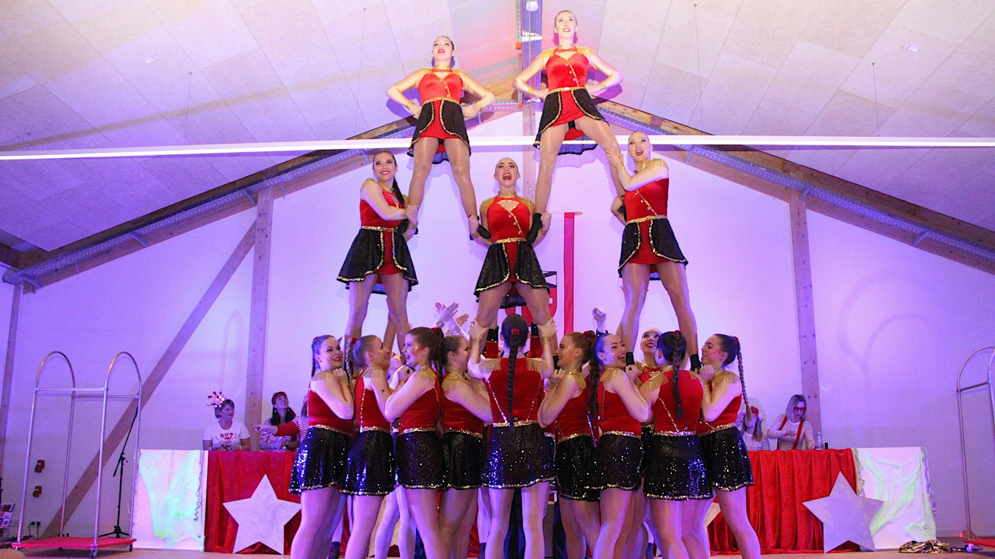 Tänzerinnen haben sich zur Pyraminde formiert.