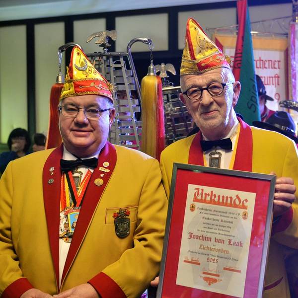 Das Bild zeigt Präsident Hans Josef Schneider (v.l.), Joachim van Laak samt Urkunde und Vizepräsident Peter Schumacher.