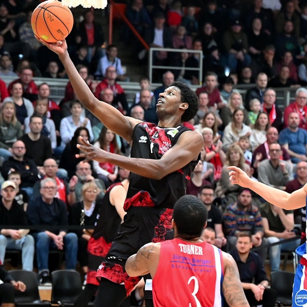 18.02.2024, Basketball-Bayer Giants Leverkusen - Herford
oben: C.J. Oldham (Bayer)
 Foto: Uli Herhaus