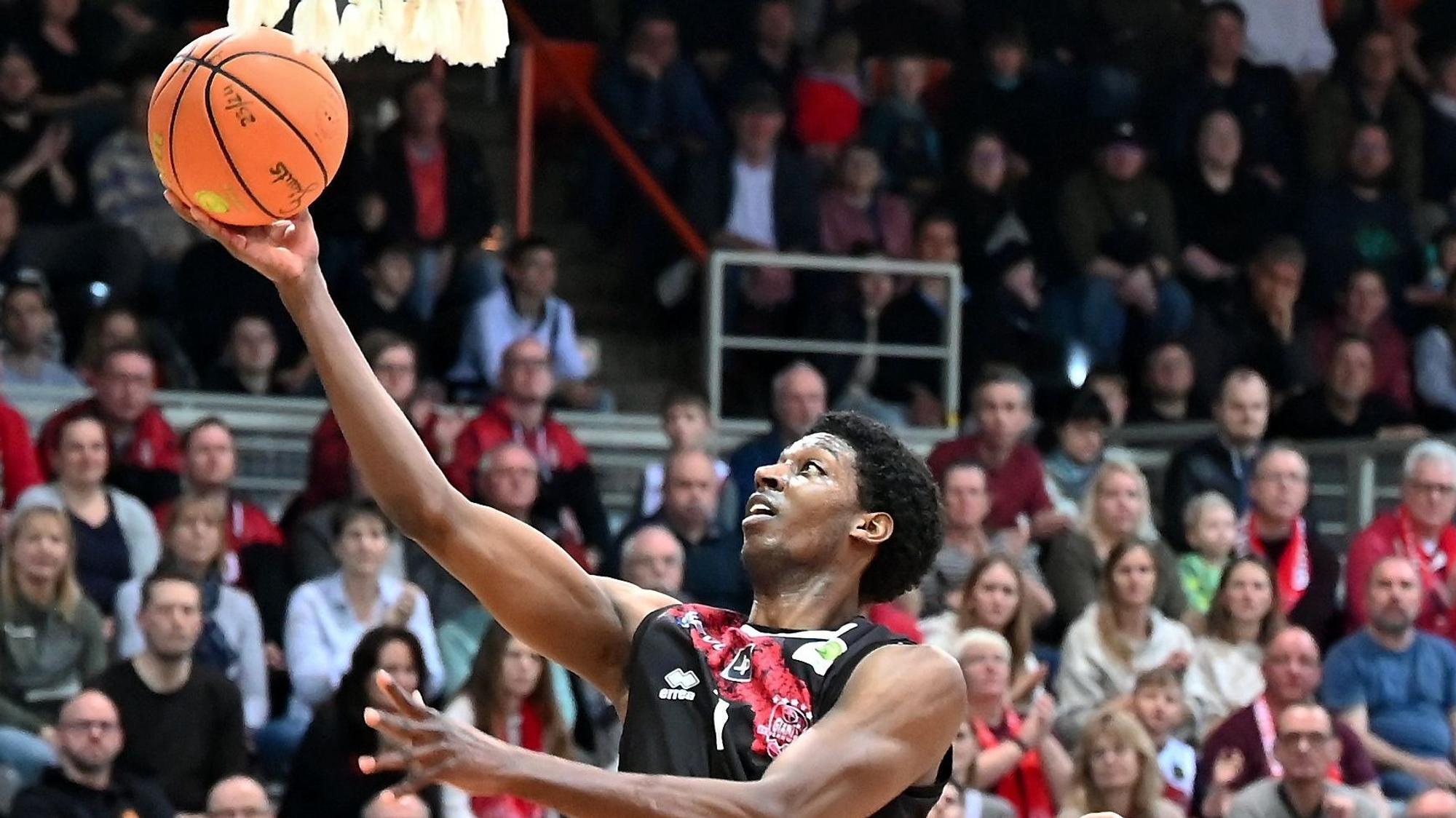 18.02.2024, Basketball-Bayer Giants Leverkusen - Herford
oben: C.J. Oldham (Bayer)
Foto: Uli Herhaus